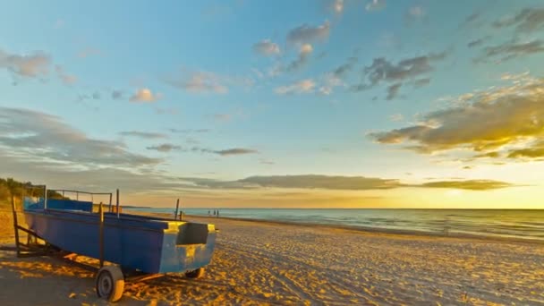 Zee zonsondergang met strand en boot, time-lapse panorama — Stockvideo