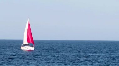 Denizde ile kırmızı bir yelken yat