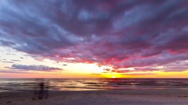 Denizde timelapse günbatımı