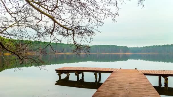 Mólóval rendelkezik a tavon, panorámás timelapse — Stock videók