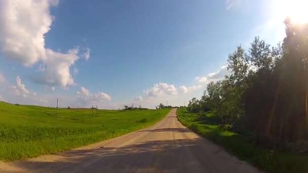 Rijden op de plattelandsweg — Stockvideo