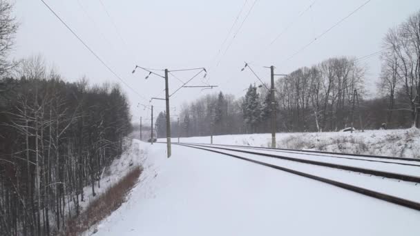 Tren moderno pasa a través del ferrocarril nevado — Vídeos de Stock