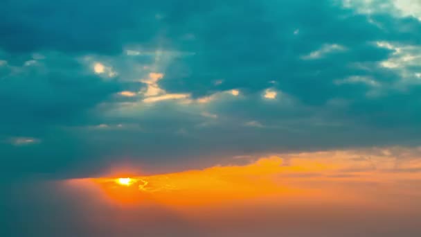Sonnenuntergang und ein dramatischer Himmel, Zeitraffer — Stockvideo