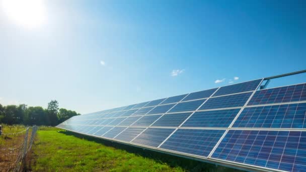 Paisaje rural con paneles solares, dolly time-lapse — Vídeo de stock