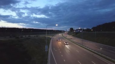 Gece karayolu, bir kuadkopterden ateş ediliyor.