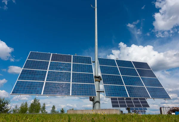 Solar Panel Farm Tracks Sun — Stock Photo, Image