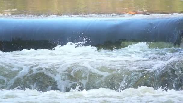 水のロール 川の上のスプラッシュ スローモーション250 Fps — ストック動画