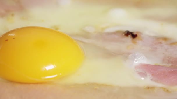 Goreng Telur Dan Daging Dalam Panci Close — Stok Video