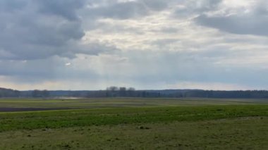 Bahar kırsal arazisi, titrek atış.