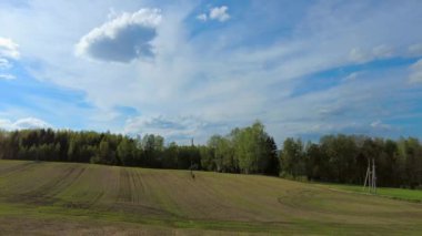 Bahar kırsal arazisi, titrek atış.