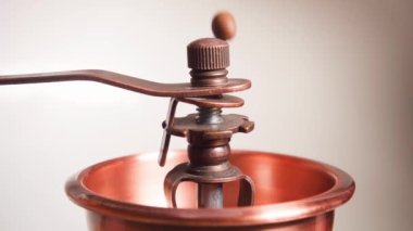 Kavurulan kahve çekirdekleri eski bir kahve öğütücüsünde servis ediliyor, yavaş çekimde 250 fp.