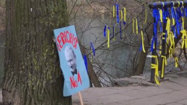 Vilnius, Litvanya - Mart 2022: Ukrayna ile savaşa karşı Rus büyükelçiliği yakınlarında kurulum