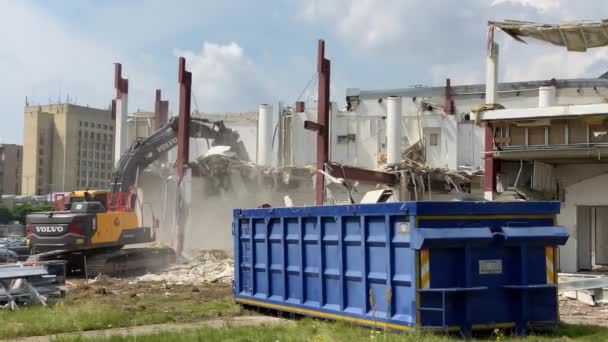 Vilnius Litouwen Circa Augustus 2021 Tractor Verwoest Een Oud Gebouw — Stockvideo