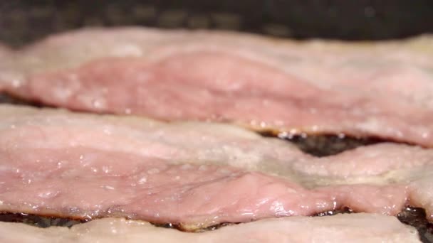 在锅里煎咸肉 — 图库视频影像