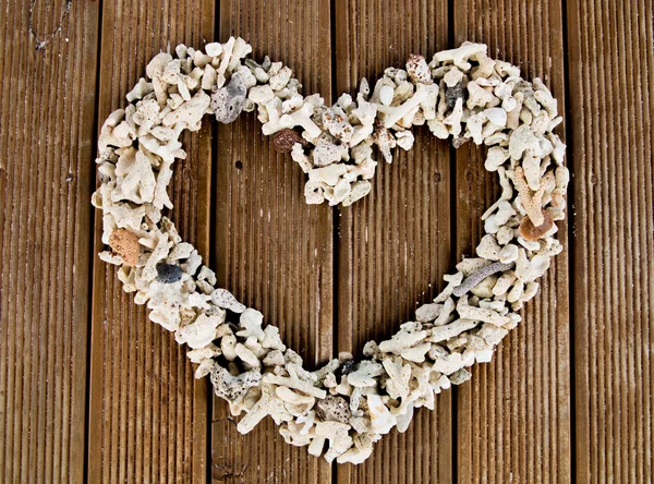 Piedras en forma de corazón en tablones de madera a rayas antiguas — Foto de Stock