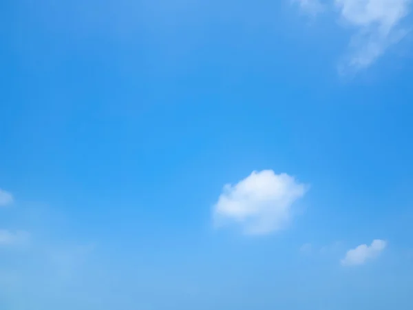 多云的蓝天背景 — 图库照片