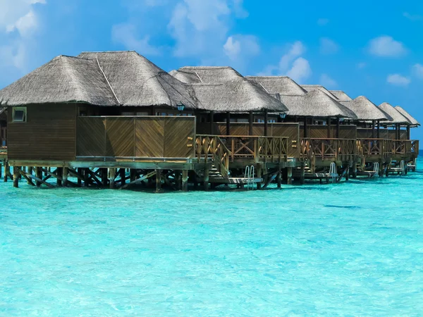 Reihe luxuriöser Strandhütten über Wasser — Stockfoto