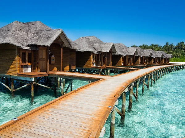 Sendero de madera para caminar a los chalets sobre el mar — Foto de Stock