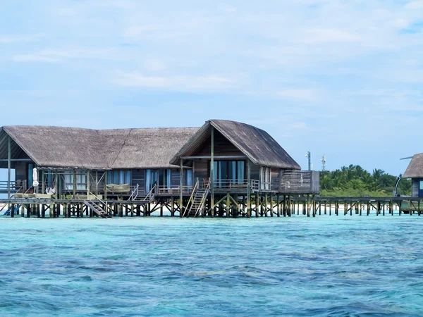 Cabañas frente al mar en la isla de Maldivas — Foto de Stock