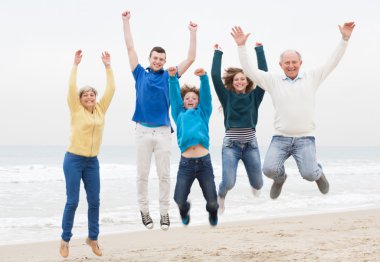 mutlu bir aile var eğlenceli tatil
