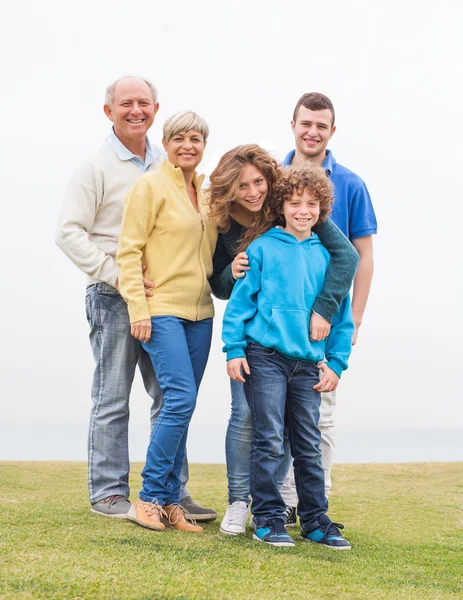 Felice famiglia estesa in vacanza — Foto Stock