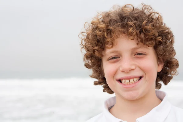 Retrato de um menino sorridente — Fotografia de Stock