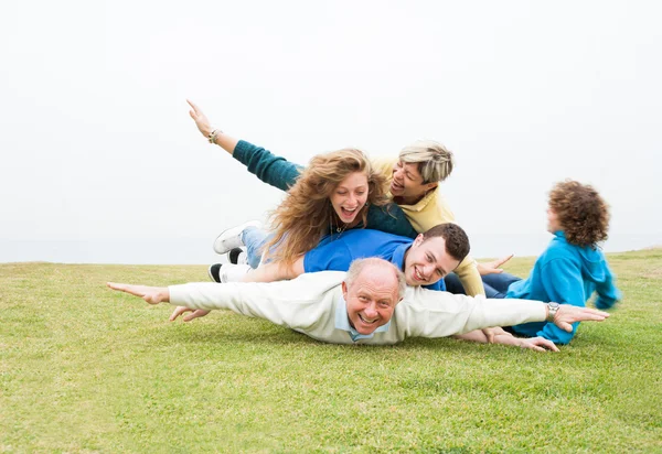 Šťastná rodina hraje v parku — Stock fotografie