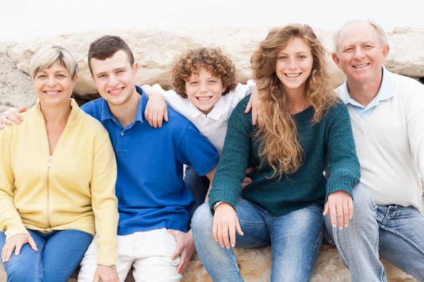 Familie plezier op strandvakantie — Stockfoto