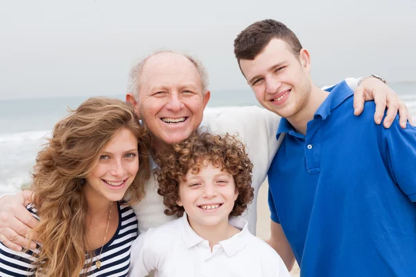 Felice famiglia sorridente in vacanza al mare — Foto Stock