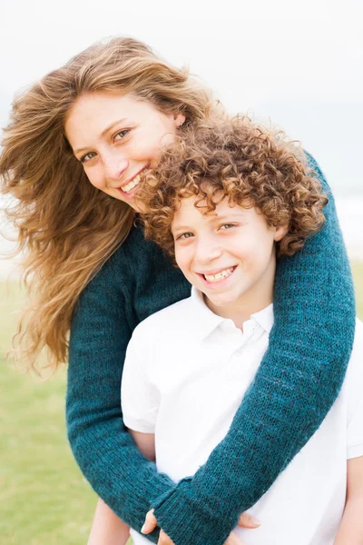 Felice giovane madre con figlio — Foto Stock