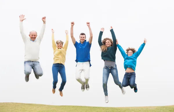 Familie springt im Park in die Luft — Stockfoto