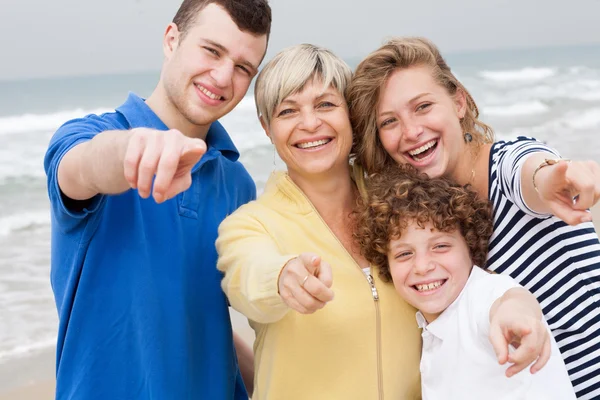 Vacker familj på stranden — Stockfoto