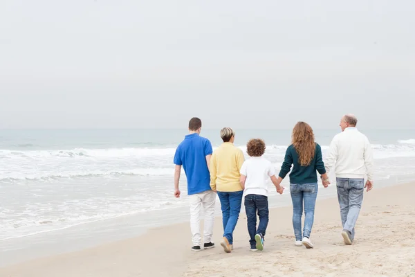 Felice famiglia a piedi sulla spiaggia — Foto Stock