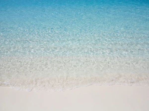 Deniz sahilinde yaz güneşli bir gün — Stok fotoğraf
