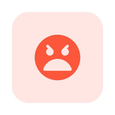 Öfkeli surat ifadesi ve kaşları çatık..