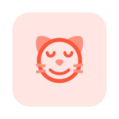 Gözleri kapalı gülümseyen kedi suratı.