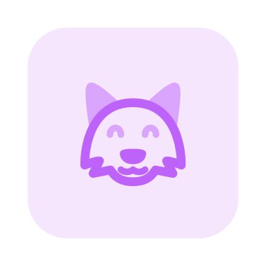 Gülümseyen tilki suratlı, gözleri kapalı.