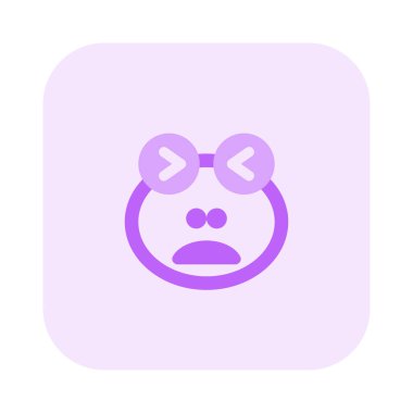 Kurbağa surat asıyor, ağzı açık ve şaşı.