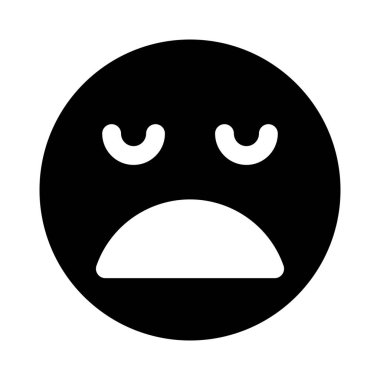 Acı içinde kederli bir yüz, gözleri kapalı.