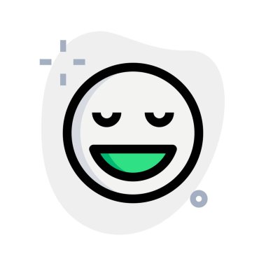 Yüzünü buruşturup dişlerini gösterirken sırıtıyor.