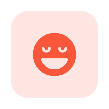 Yüzünü buruşturup dişlerini gösterirken sırıtıyor.