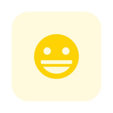 Gözleri açık sırıtarak dişlerini gösteriyor.