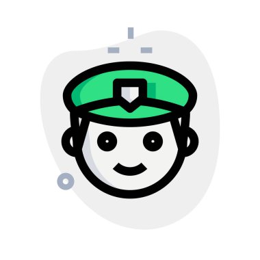 Görev üniforması giymiş bir erkek polis.