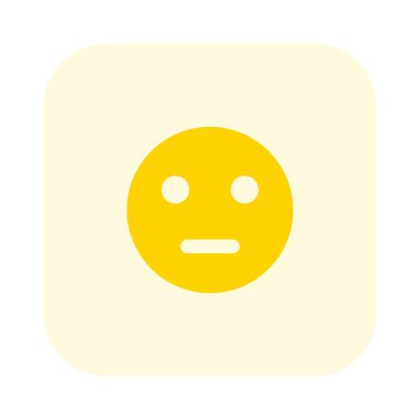 Düz ağızlı tarafsız yüz ifadesi.