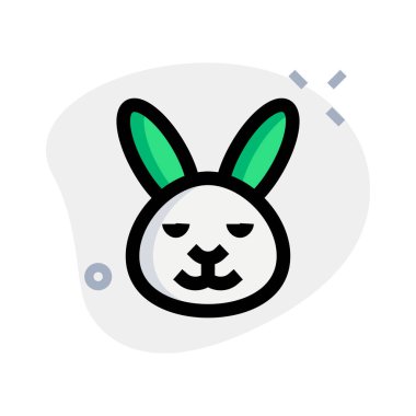 Gözleri kapalı, gülümseyen tavşan ifadesi.