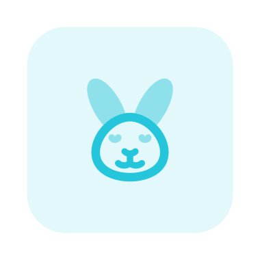 Gözleri kapalı, gülümseyen tavşan ifadesi.