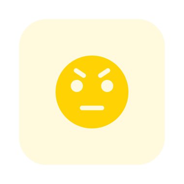 Kızgın suratlı ve kaşlarını kaldırmış bir ifade.