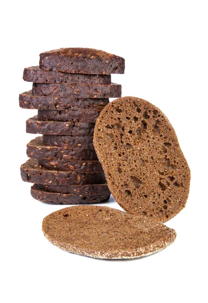 Twee stapels van segmenten zwart brood geïsoleerd op een witte achtergrond — Stockfoto