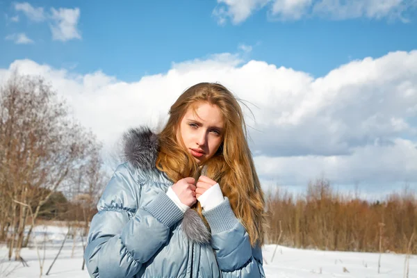 Girl in the solar winter afternoon in park — Stock Photo, Image