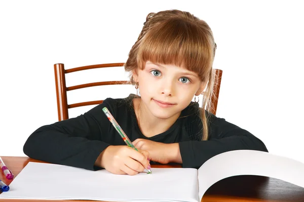 La bambina disegna in un album pennarelli — Foto Stock